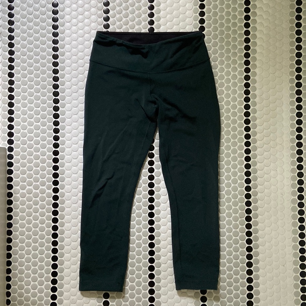 Lululemon Reversible Capri Green/Black Leggings Size 4